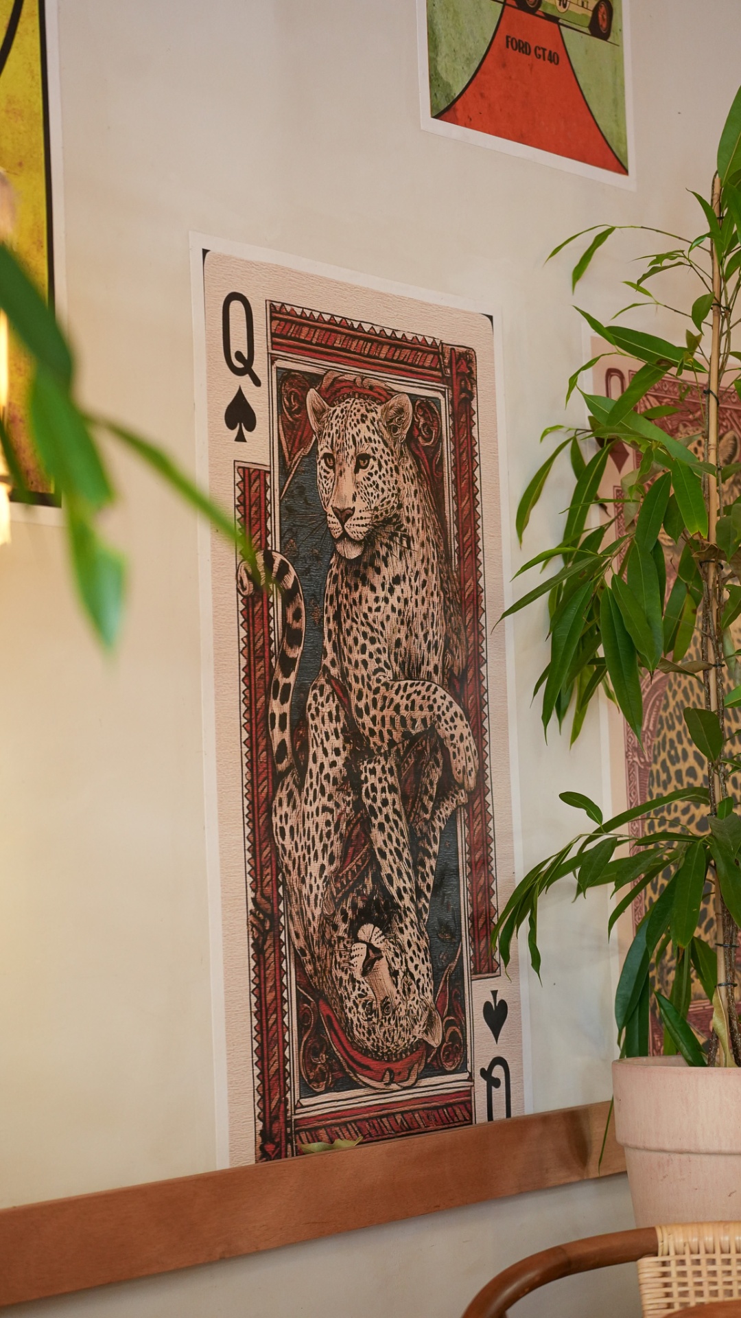 Mur de cartes postales et souvenirs